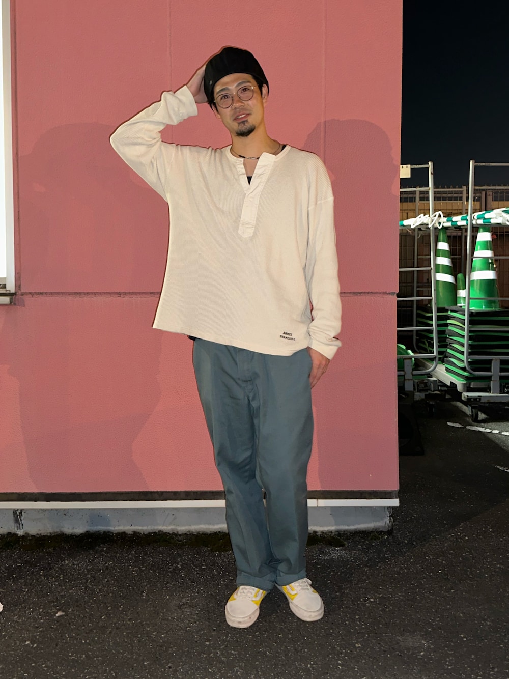 「春コーデ、休日スタイル、大人カジュアル、大人コーデ、スニーカー、カジュアルスタイル、チノパン、キャスケット、古着MIX、30代コーデ、Dickies、VANS、ヘンリーネック、サーマル、高身長」｜「THE SHOP TK の◆【LUCEBER/ルースバー別注】ヘヴィーウエイトワッフル ヘンリーネックロングスリーブTシャツ（Tシャツ/カットソー、ホワイト系）」を使った、yusuke98さん（メンズ・181cm）の春コーディネートの1枚目の写真
