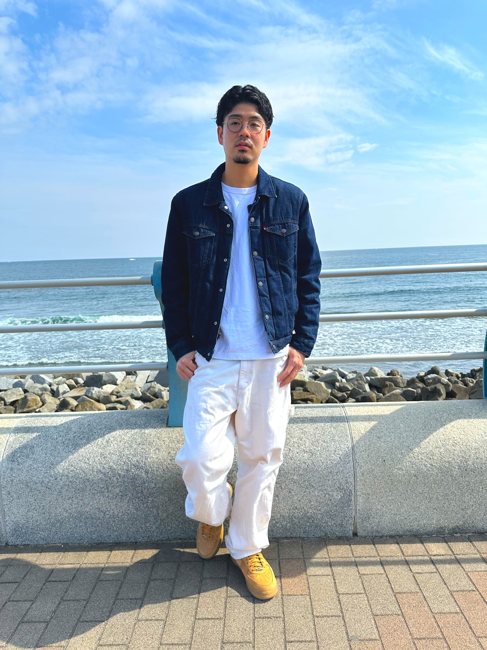 「トラックジャケット、メンズファッション、プチプラミックス、古着MIX、古着、休日コーデ、デニムコーデ、スニーカーコーデ、アメカジ、ホワイト、30代コーデ、Levi's、無印良品、ナイキスニーカー、ペインターパンツ」｜「WranglerのWrangler Painter Pants /ラングラー ペインターパンツ（デニムパンツ、ホワイト系）」を使った、yusuke98さん（メンズ・181cm）の春コーディネートの1枚目の写真