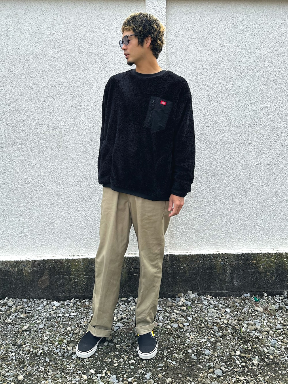「メンズコーデ、メンズファッション、30代コーデ、30代、Dickies、スウェット、チノパン、ワークパンツ、プチプラ、プチプラコーデ、VANS、スリッポン、シンプルコーデ、シンプルスタイル、シンプル」｜「DickiesのDickies/ディッキーズ ビッグシルエット シャギーボアフリース ポケット スウェット トレーナー（スウェット、ブラック系）」を使った、yusuke98さん（メンズ・181cm）の秋コーディネートの1枚目の写真