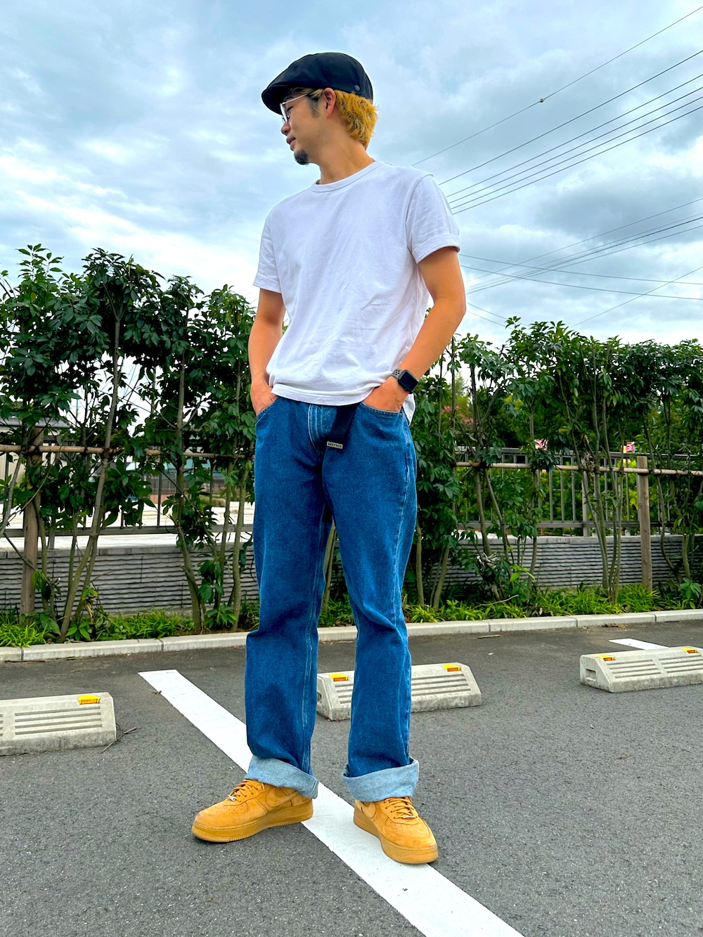 「秋っぽコーデ更新中、メンズファッション、カジュアルコーデ、30代、30代コーデ、cph_tokyo、無印良品、carhartt、NIKE AIR FORCE、プチプラ、プチプラコーデ、プチプラミックス、高見え、メンズコーデ、30代メンズファッション」｜「Carharttのアイテム（デニムパンツ、ブルー系）」を使った、yusuke98さん（メンズ・181cm）の秋コーディネートの1枚目の写真