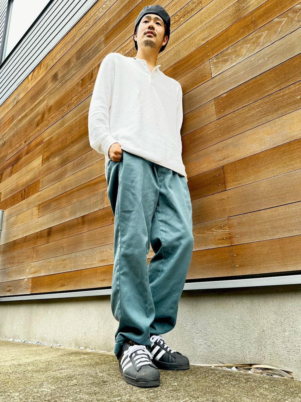 「30代コーデ、大人カジュアル、30代メンズファッション、プチプラコーデ、プチプラミックス、UNIQLO、UNIQLOコーデ、cph_tokyo、adidas superstar、Dickies、Dickies874、高見え、秋っぽコーデ更新中、メンズファッション、30代」｜「CPHの575TC TWILL CASQUETTE / ツイル キャスケット（キャスケット、ブラック系）」を使った、yusuke98さん（メンズ・181cm）の秋コーディネートの1枚目の写真