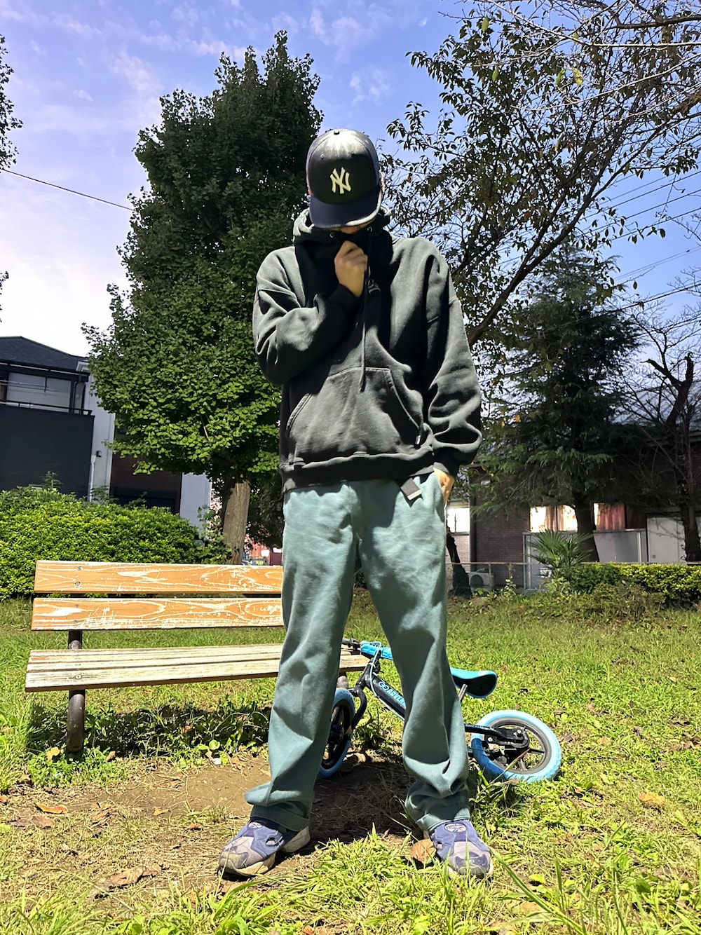 「公園、30代、30代コーデ、メンズファッション、メンズコーデ、カジュアル、カジュアルコーデ、シンプル、シンプルコーデ、シンプルスタイル、パーカーコーデ、パーカー、Dickies、reebok、ワークパンツ」｜「NEW ERAのアイテム（キャップ、ブラック系）」を使った、yusuke98さん（メンズ・181cm）の秋コーディネートの1枚目の写真