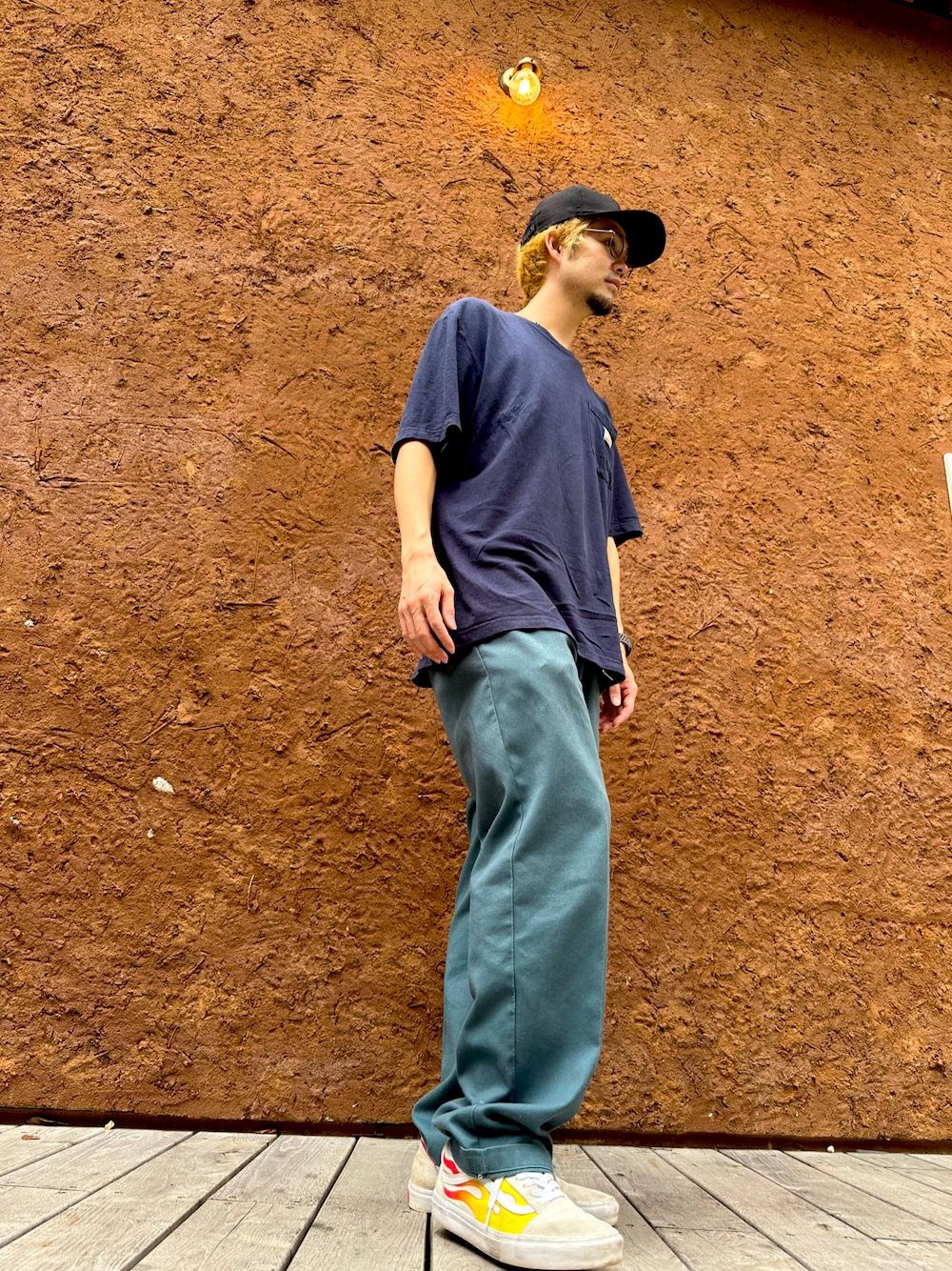 「秋っぽコーデ更新中、ディッキーズ(Dickies)、プチプラコーデ、VANS、cph_tokyo、プチプラ、高見え、高見えコーデ、carhartt、30代、30代コーデ、30代メンズファッション、メンズファッション、パパコーデ、ワークパンツ」｜「Dickiesのアイテム（チノパンツ、グリーン系）」を使った、yusuke98さん（メンズ・181cm）の秋コーディネートの1枚目の写真