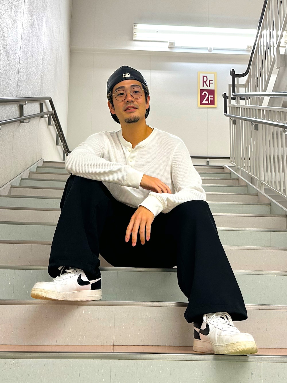 「秋っぽコーデ更新中、メンズファッション、30代、30代コーデ、高見え、プチプラ、プチプラコーデ、NEW ERA、ユニクロ、UNIQLO、ユニクロコーデ、NIKE、モノトーン、シンプルコーデ、ラフコーデ」｜「NEW ERAのアイテム（キャップ、ブラック系）」を使った、yusuke98さん（メンズ・181cm）の秋コーディネートの1枚目の写真