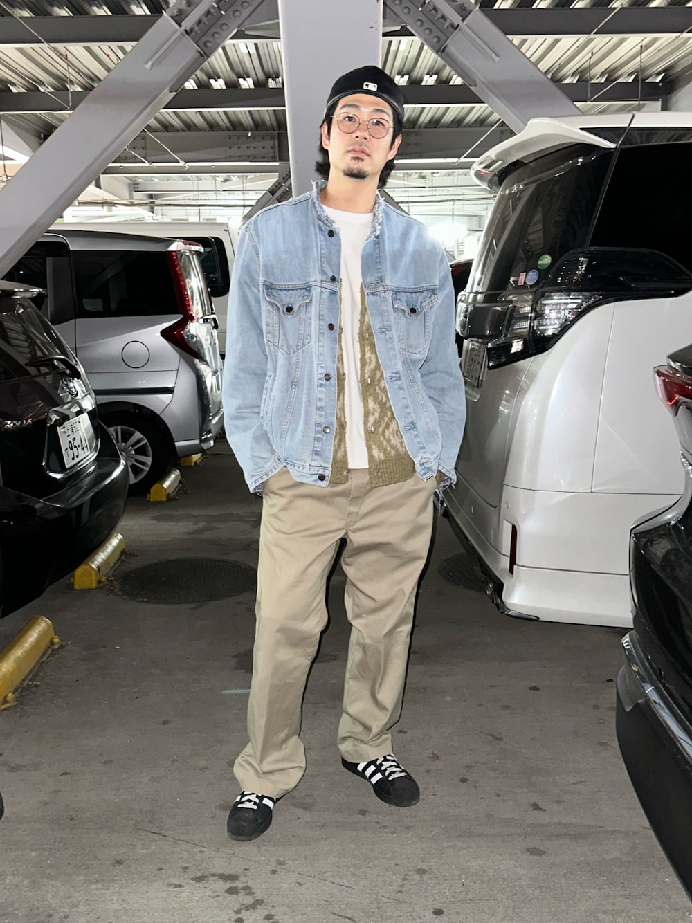 「春服コーデ、メンズファッション、キャップ、スニーカー、30代コーデ、アメカジ、Dickies、Levi's、NEW ERA、無印良品、古着MIX、古着、カーディガン、デニムジャケット、チノパン」｜「adidasのadidas アディダス EG4959 SUPERSTAR BLK/WHT（スニーカー、ブラック系）」を使った、yusuke98さん（メンズ・181cm）の春コーディネートの1枚目の写真