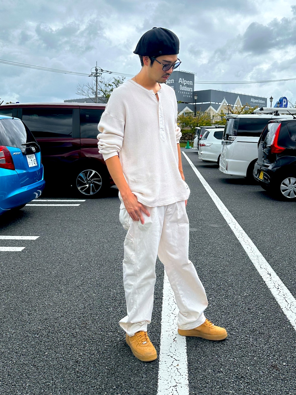 「秋っぽコーデ更新中、30代、30代コーデ、30代ファッション、メンズファッション、メンズコーデ、プチプラ、プチプラコーデ、高見え、cph_tokyo、Wrangler、NIKE AIR FORCE、モノトーンコーデ、アメカジ、アメカジコーデ」｜「WranglerのWrangler Painter Pants /ラングラー ペインターパンツ（デニムパンツ、ホワイト系）」を使った、yusuke98さん（メンズ・181cm）の秋コーディネートの1枚目の写真