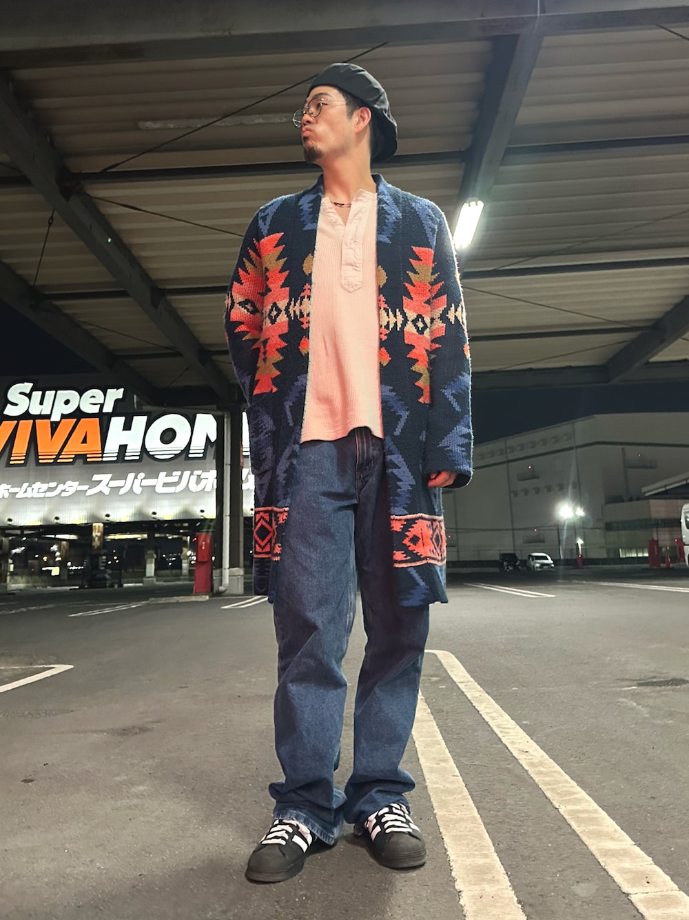 「古着MIX、休日コーデ、キャップ、30代コーデ、ニットコーデ、ニット、メガネ男子、メンズファッション、キャスケット、スニーカーコーデ、adidas、春コーデ、高身長、高身長コーデ、ナチュラル」｜「THE SHOP TK の◆【LUCEBER/ルースバー別注】ヘヴィーウエイトワッフル ヘンリーネックロングスリーブTシャツ（Tシャツ/カットソー、ホワイト系）」を使った、yusuke98さん（メンズ・181cm）の春コーディネートの1枚目の写真
