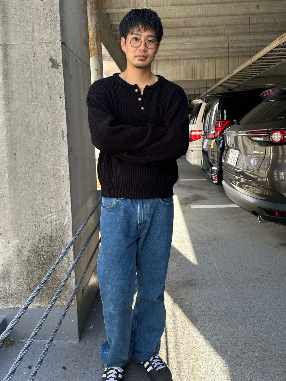 「メンズコーデ、オトナカジュアル、おでかけコーデ、キレイめカジュアル、春服コーデ、大人カジュアル、デニムコーデ、アメカジ、30代コーデ、ニット、adidas、carhartt、ラフコーデ、ナチュラル、メンズライク」｜「adidasのadidas アディダス EG4959 SUPERSTAR BLK/WHT（スニーカー、ブラック系）」を使った、yusuke98さん（メンズ・181cm）の春コーディネートの1枚目の写真