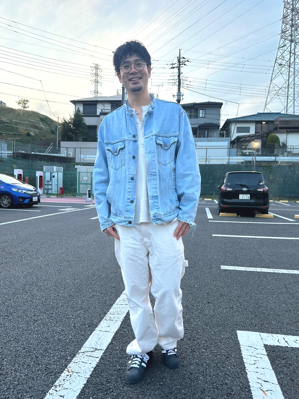 「春めき満開コーデ、春色、休日コーデ、メンズファッション、シンプルスタイル、キレイめカジュアル、キレイめ、淡色コーデ、デニムコーデ、30代コーデ、シンプルコーデ、ラフコーデ、ナチュラル、デニムジャケット、カジュアルコーデ」｜「WranglerのWrangler Painter Pants /ラングラー ペインターパンツ（デニムパンツ、ホワイト系）」を使った、yusuke98さん（メンズ・181cm）の春コーディネートの1枚目の写真