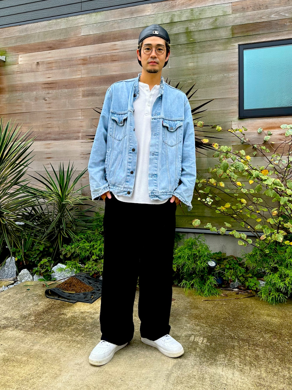 「秋っぽコーデ更新中、30代、30代コーデ、メンズファッション、メンズコーデ、プチプラ、プチプラコーデ、高見え、NEW ERA、UNIQLO、ユニクロ、ユニクロコーデ、リーバイス、Levi's、デニムジャケット」｜「NIKEのアイテム（スニーカー、ホワイト系）」を使った、yusuke98さん（メンズ・181cm）の秋コーディネートの1枚目の写真