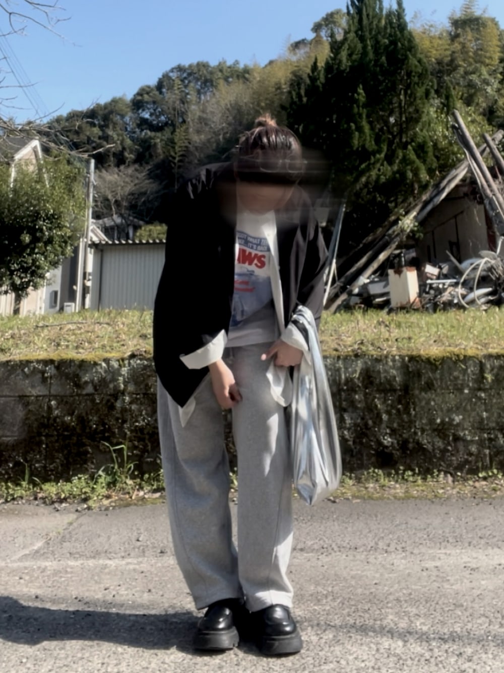 「GRLのアイテム（ローファー、ブラック系）」を使った、euii3mさん（レディース・170cm）の春コーディネートの1枚目の写真