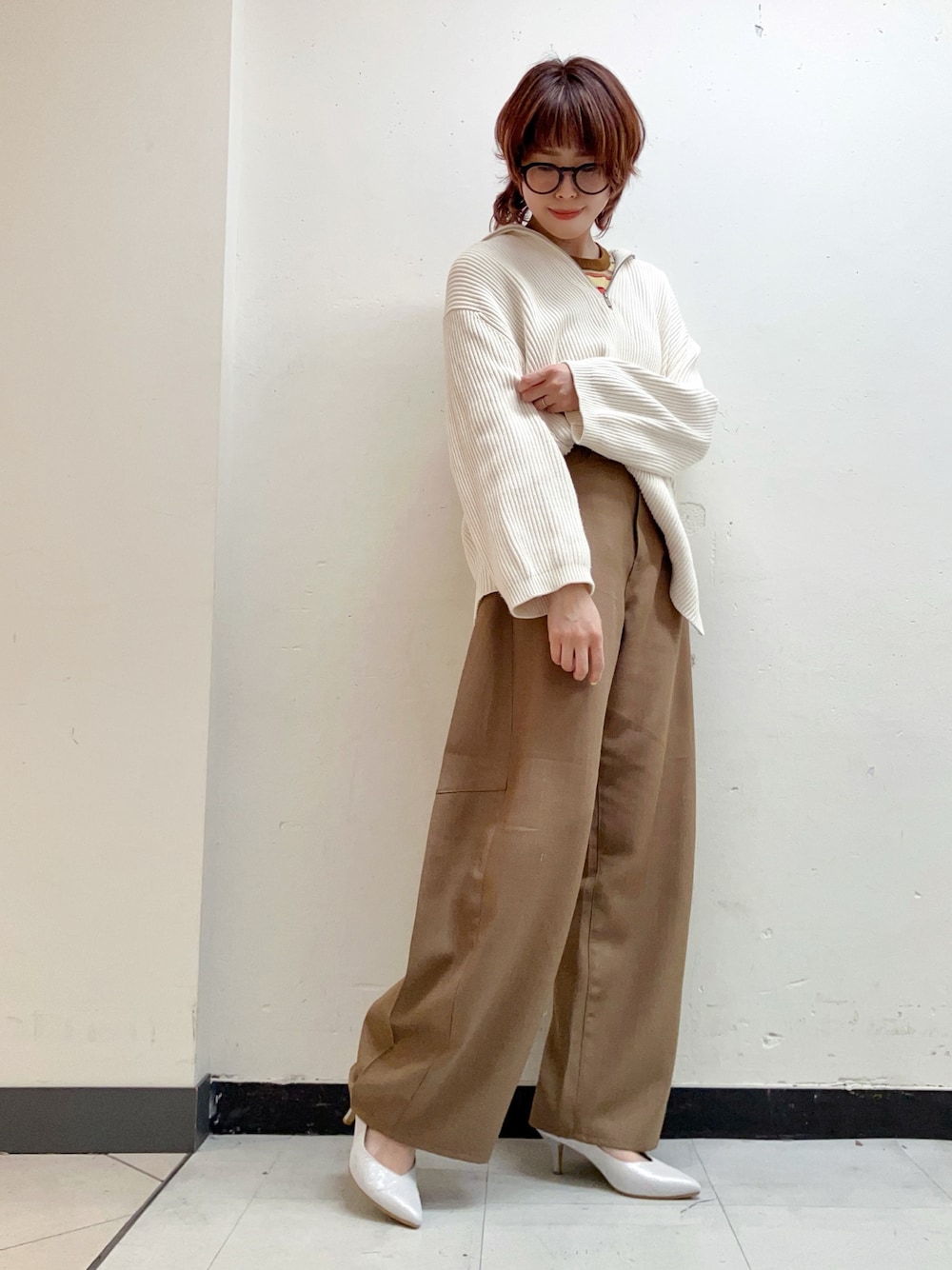 シルバー系のパンプスを着用したレディースの春コーディネートの1枚目の写真