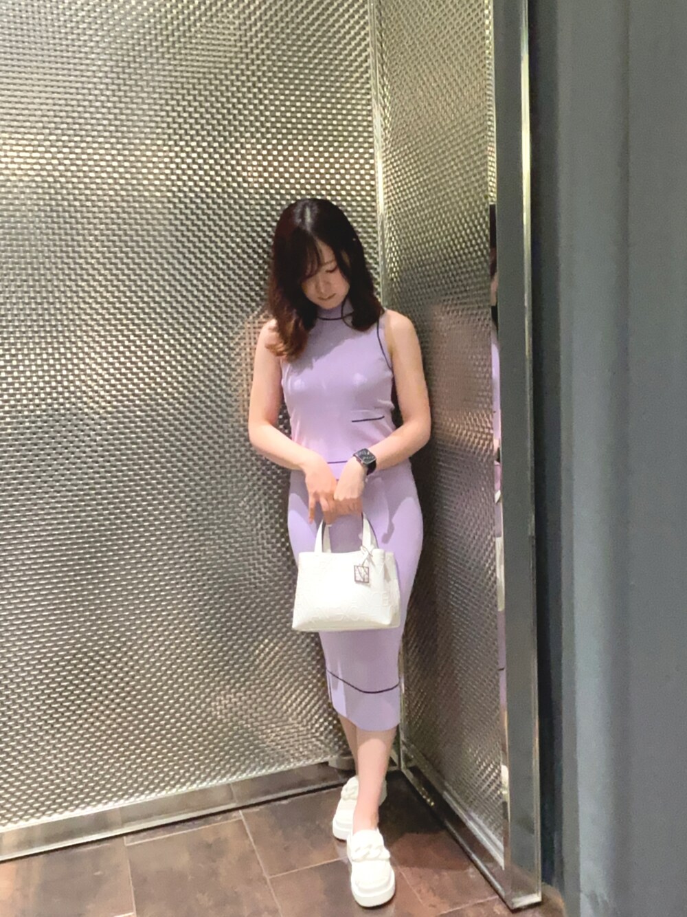 「AXchanger、AXchange、armaniexchange、ARMANIEXCHANGE、春、カラーコーデ、きれいめカジュアル、ラベンダー、大人ガーリー、ハンドバッグ、はるコーデ、おでかけコーデ」｜「ARMANI EXCHANGEの【A|X アルマーニ エクスチェンジ】パイピングノースリーブニットトップス（ニット/セーター、パープル系）」を使った、Kaoさん（レディース・157cm）の春コーディネートの1枚目の写真
