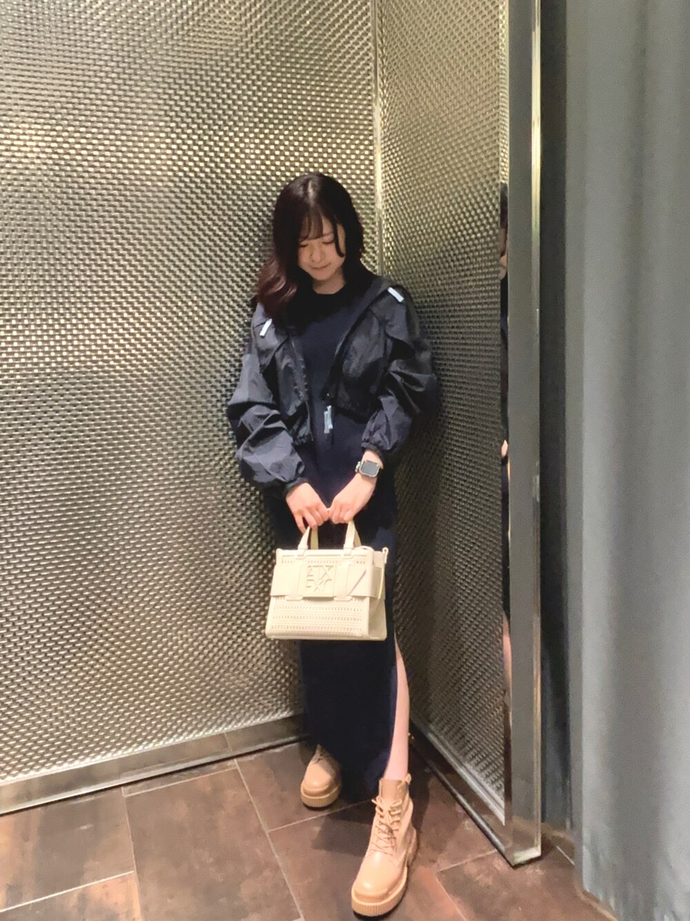 「AXchanger、AXchange、armaniexchange、ARMANIEXCHANGE、ニット、ニットワンピース、ハンドバッグ、ショルダーバッグ、ブーツ、春、大人カジュアル、キレイめ、ネイビー」｜「ARMANI EXCHANGEのアイテム（ブルゾン、ブルー系）」を使った、Kaoさん（レディース・157cm）の冬コーディネートの1枚目の写真