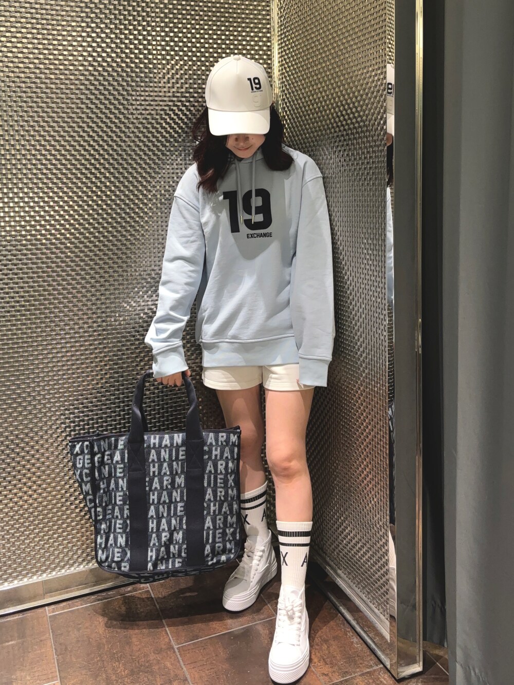 「AXchanger、AXchange、armaniexchange、ARMANIEXCHANGE、大人コーデ、楽チンコーデ、春色、春服、カジュアルコーデ、カラーコーデ、ショートパンツ、スニーカー、スニーカーコーデ、トートバッグ」｜「ARMANI EXCHANGEの【A|X アルマーニ エクスチェンジ】AXロゴ　パネルキャップ（キャップ、ホワイト系）」を使った、Kaoさん（レディース・157cm）の冬コーディネートの1枚目の写真