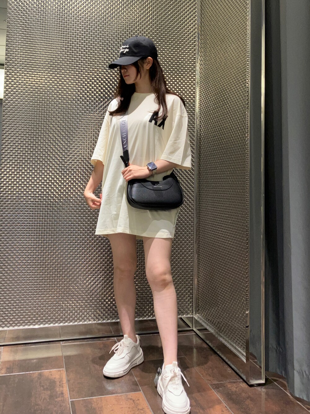 「AXchanger、AXchange、アルマーニエクスチェンジ、ビッグシルエット、オーバーサイズ、ペアルック、お揃いコーデ、白Tシャツ、スニーカー、スニーカーコーデ、ロゴT、韓国ファッション、楽チンコーデ、低身長コーデ、メンズライク」｜「ARMANI EXCHANGEの【A|X アルマーニ エクスチェンジ】AXロゴ 半袖クルーネックTシャツ (UNISEX CAPSULE)（Tシャツ/カットソー、ホワイト系）」を使った、Kaoさん（レディース・157cm）の夏コーディネートの1枚目の写真