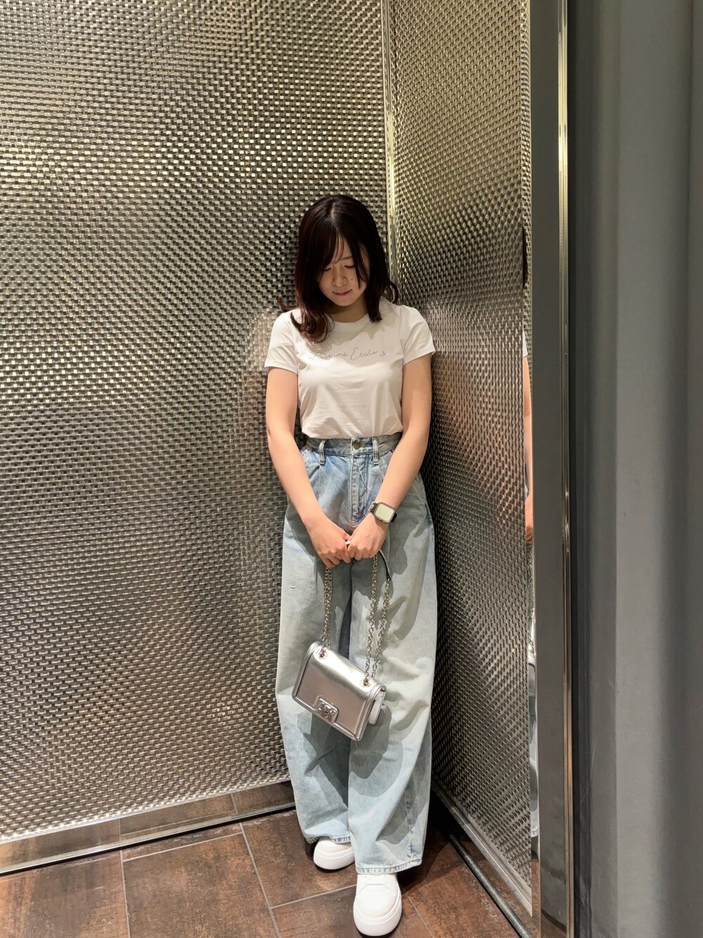 「AXchanger、AXchange、armaniexchange、ARMANIEXCHANGE、ワイドパンツ、ワイドデニム、楽チンコーデ、春服コーデ、カジュアルスタイル、ゆるコーデ、シンプルスタイル、24SS春の新作、ミニバッグ」｜「ARMANI EXCHANGEのアイテム（Tシャツ/カットソー、ホワイト系）」を使った、Kaoさん（レディース・157cm）の春コーディネートの1枚目の写真