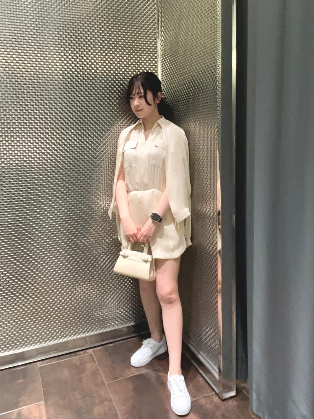 「AXchanger、AXchange、armaniexchange、ARMANIEXCHANGE、淡色コーデ、お出かけコーデ、キレイめ、シンプル、大人女子、オールインワン、ジャンプスーツ、ミニバッグ、ショルダーバッグ、スニーカーコーデ」｜「ARMANI EXCHANGEの【A|X アルマーニ エクスチェンジ】シャイニーポリエステルクレポン　ショートジャンプスーツ（サロペット/オーバーオール、ベージュ系）」を使った、Kaoさん（レディース・157cm）の冬コーディネートの1枚目の写真
