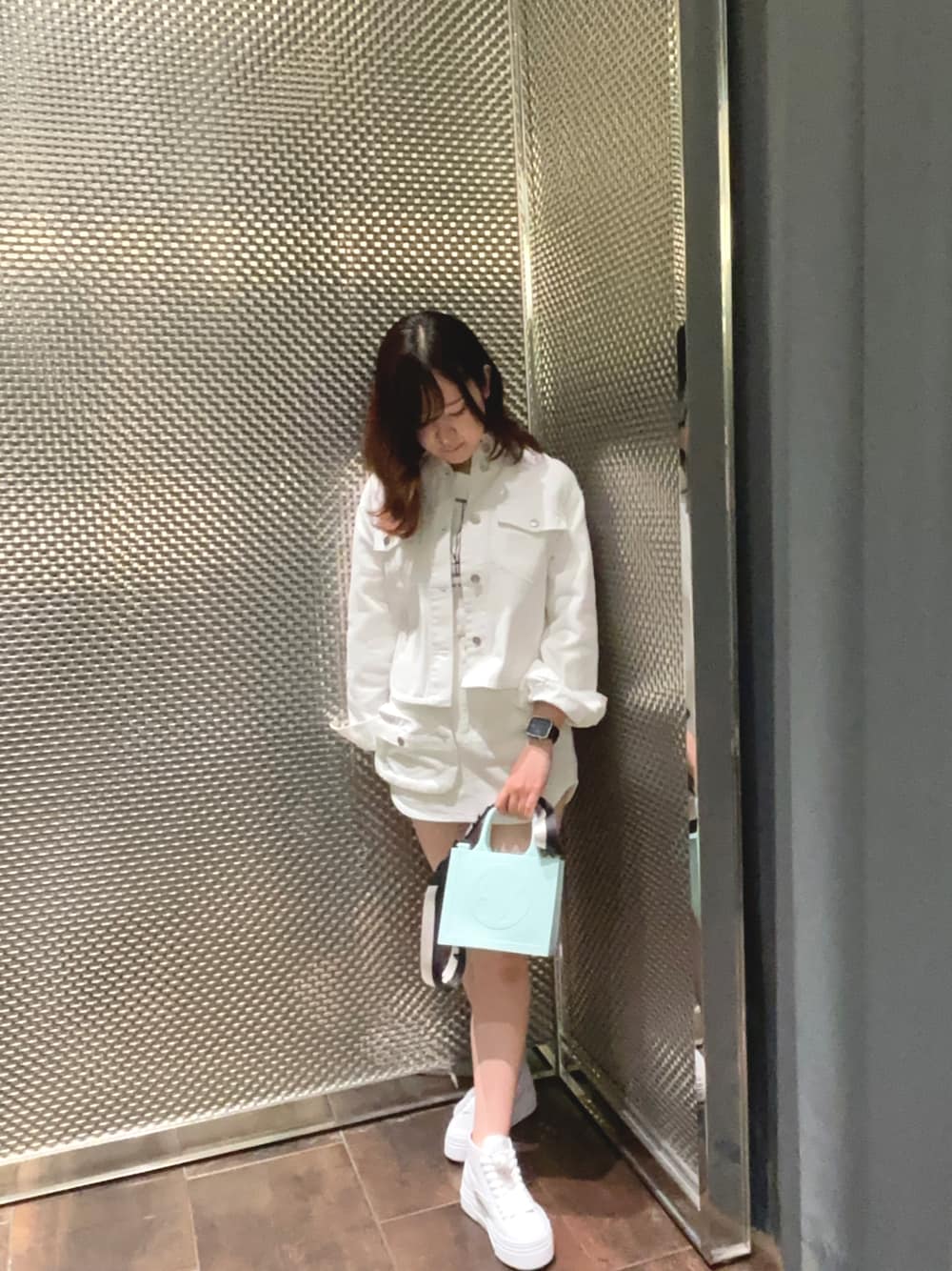 「AXchanger、AXchange、armaniexchange、ARMANIEXCHANGE、デニム、デニムジャケット、デニムスカート、デニムコーデ、デニムセットアップ、厚底スニーカー、ハイカットスニーカー、春ファッション、春アウター、シンプルコーデ、お出かけコーデ」｜「ARMANI EXCHANGEの【A|X アルマーニ エクスチェンジ】ホワイトデニムジャケット（デニムジャケット、ホワイト系）」を使った、Kaoさん（レディース・157cm）の春コーディネートの1枚目の写真