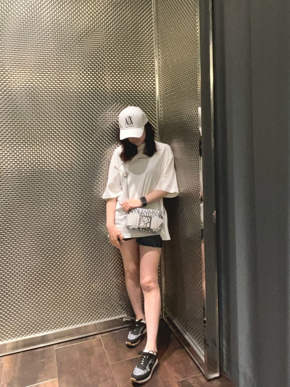 「AXchanger、AXchange、armaniexchange、ARMANIEXCHANGE、オーバーサイズ、オーバーサイズＴ、ショートパンツ、キャップ、スニーカー、スニーカーコーデ、夏ファッション、デニムコーデ、カジュアルガーリー」｜「ARMANI EXCHANGEの【A|X アルマーニ エクスチェンジ】AXロゴ 半袖クルーネックTシャツ/OVER（Tシャツ/カットソー、ホワイト系）」を使った、Kaoさん（レディース・157cm）の夏コーディネートの1枚目の写真
