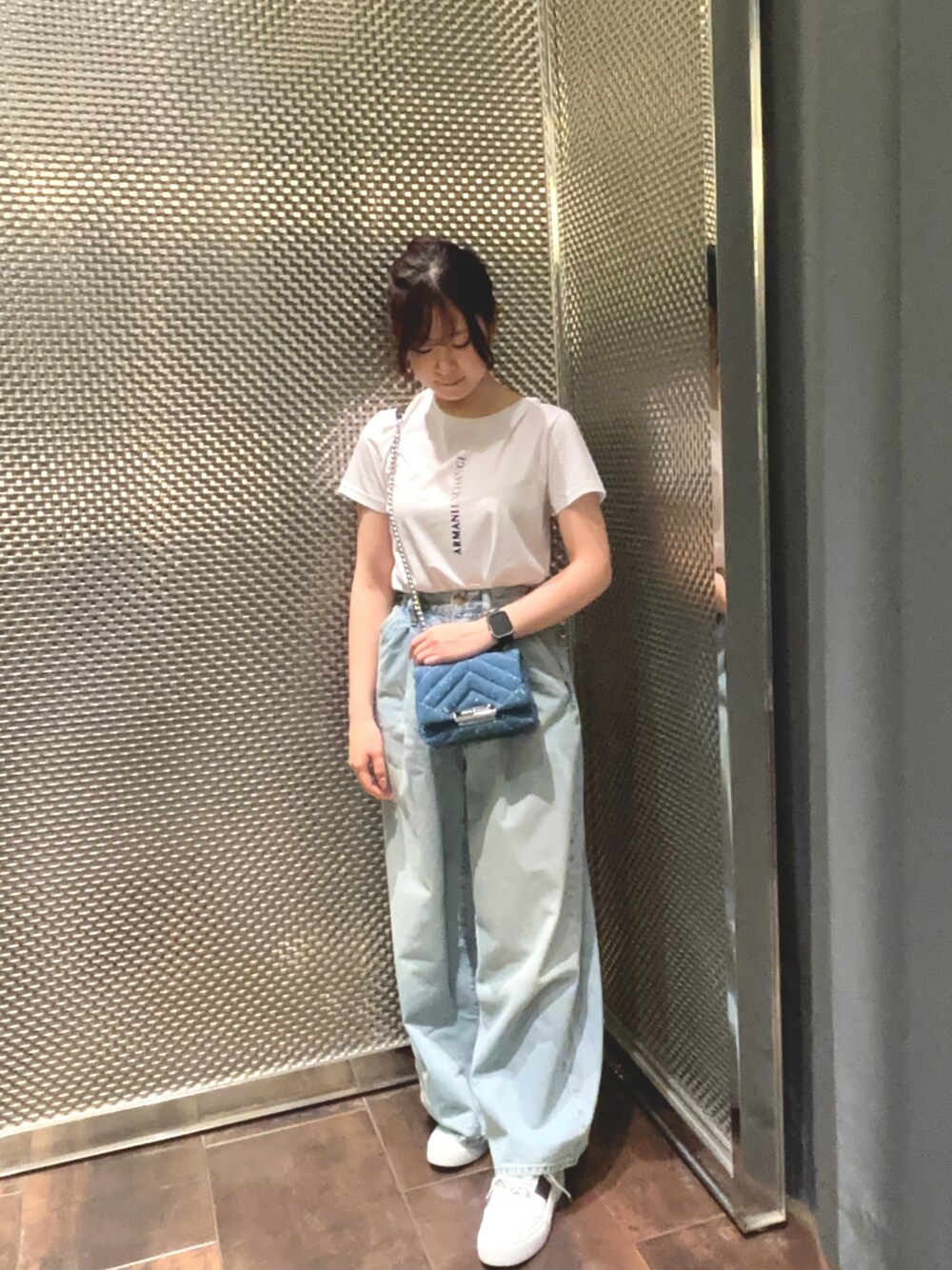 「AXchanger、AXchange、armaniexchange、ARMANIEXCHANGE、デニム、デニムパンツ、ジーンズ、シンプルコーデ、スニーカーコーデ、スニーカー、骨格ウェーブ、休日スタイル、シンプルスタイル、ラクチンコーデ」｜「ARMANI EXCHANGEのアイテム（Tシャツ/カットソー、ホワイト系）」を使った、Kaoさん（レディース・157cm）の春コーディネートの1枚目の写真
