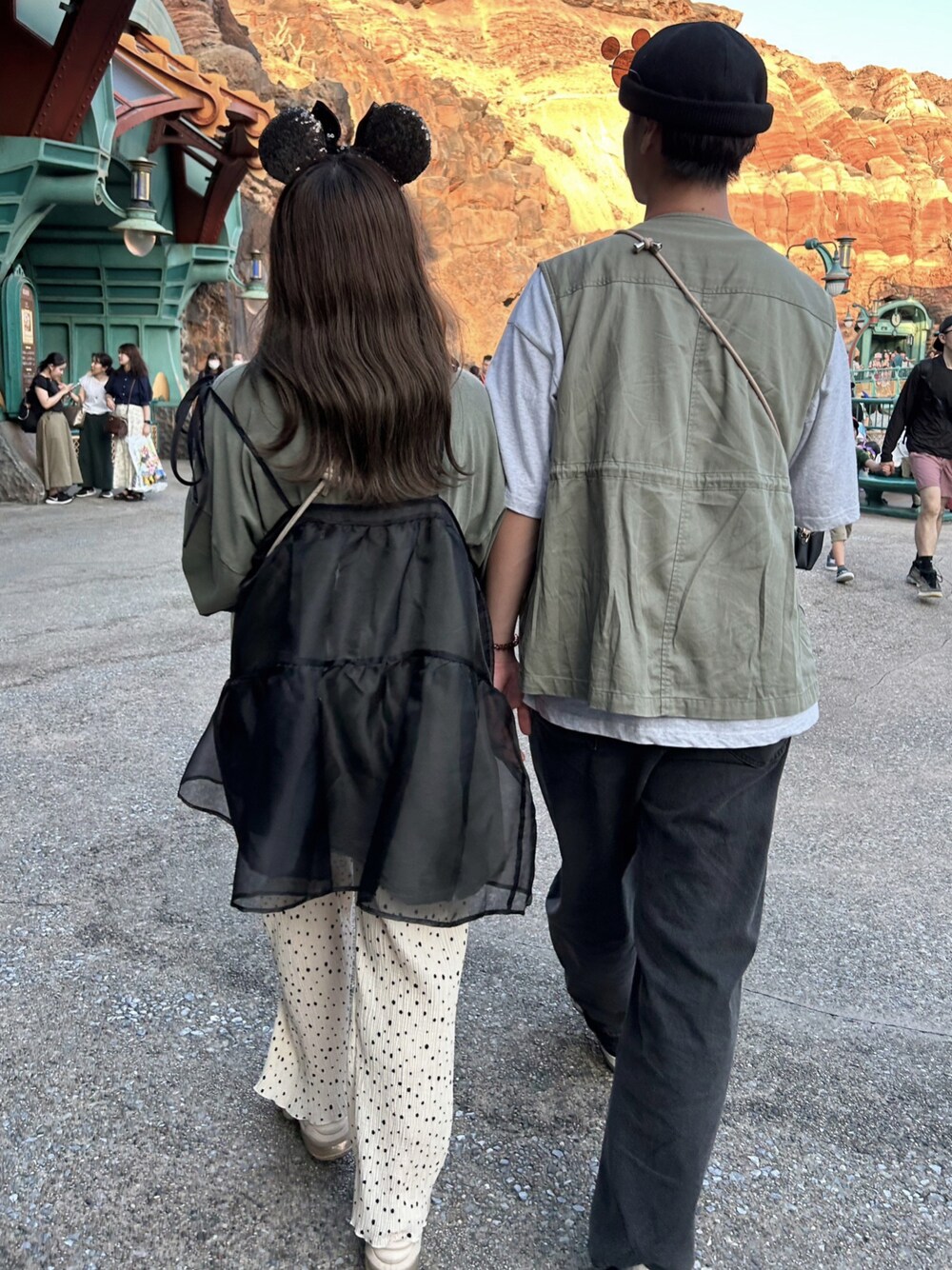 「秋服まるっと大公開、秋のコーデ、シンプルコーデ、大人女子、おでかけコーデ、休日スタイル、秋カラー、オトナカワイイ、キャップ、カジュアルコーデ、厚底シューズ、差し色、プチプラ、ootd」｜「coca（coca）のドットプリーツゆるレギンス（その他パンツ、ブラック系）」を使った、cotoさん（レディース・155cm）の秋コーディネートの1枚目の写真