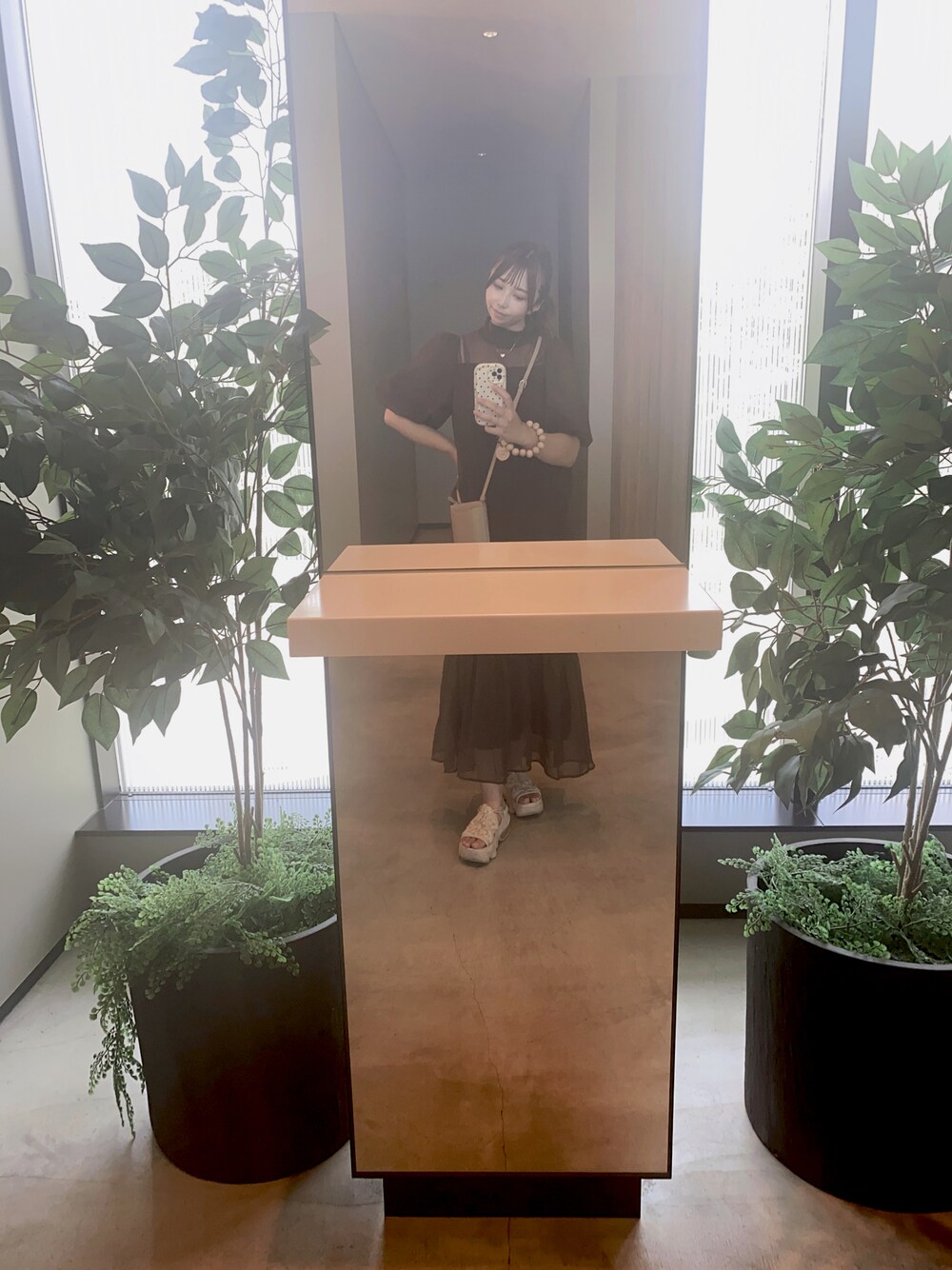 ベージュ系のサンダル、ブラウン系のワンピースを着用したレディースの夏コーディネートの1枚目の写真