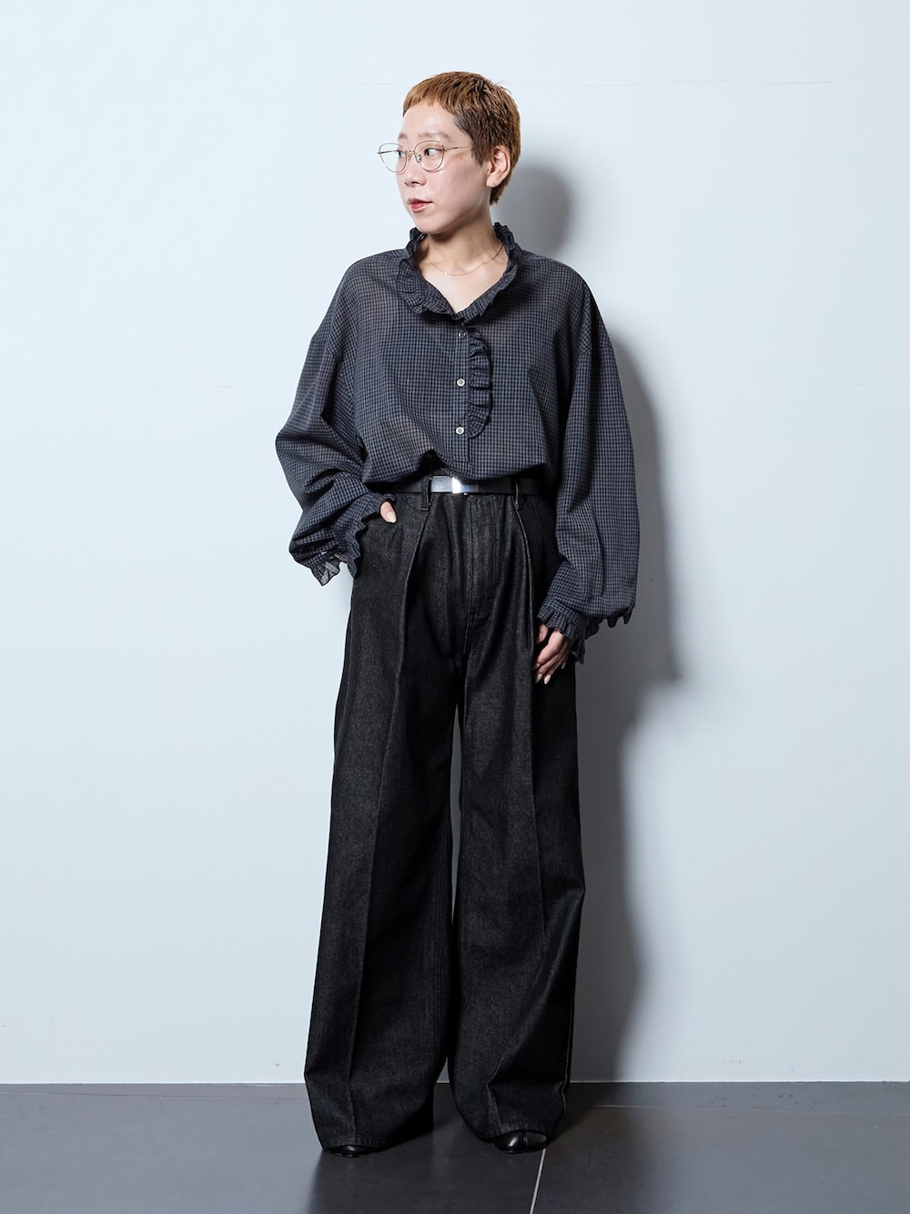 ブラック系のデニムパンツ、グレー系のシャツ/ブラウスを着用したレディースの夏コーディネートの1枚目の写真