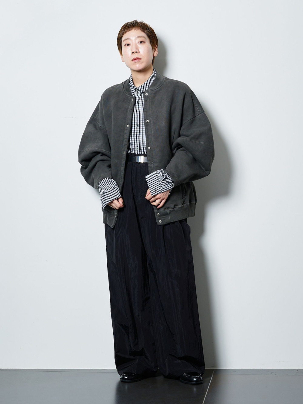 ブラック系のその他パンツ、ブラック系のシャツ/ブラウス、ブラック系のスウェットを着用したレディースの冬コーディネートの1枚目の写真