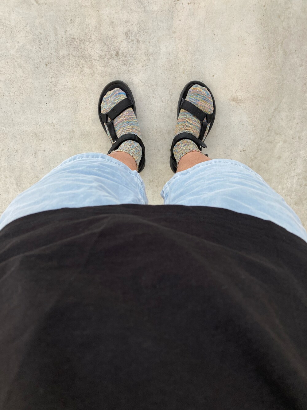 ブラック系のサンダル、ブルー系のその他パンツ、ブラック系のTシャツ/カットソーを着用したメンズの夏コーディネートの1枚目の写真
