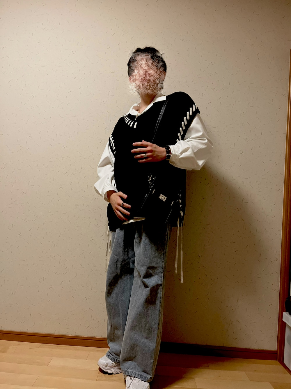 「秋っぽコーデ更新中、秋服コーデ、メンズファッション、カジュアルコーデ、秋冬コーデ、ブルー、CLEL、ニットベスト×デニム、白スニーカー」｜「ADRERのsurgical stainless 「A」necklace（ネックレス、ゴールド系）」を使った、masatora1025さん（メンズ・175cm）の秋コーディネートの1枚目の写真