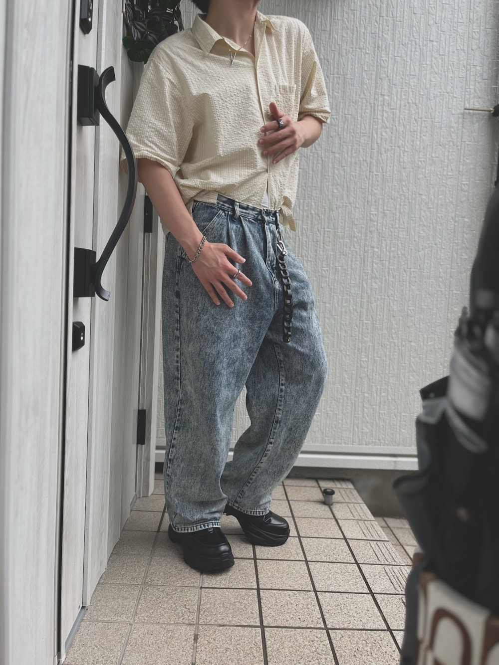 「ADRERの【ADRER】ヴィンテージメイクワイドテーパードデニム（デニムパンツ、ベージュ系）」を使った、masatora1025さん（メンズ・175cm）の秋コーディネートの1枚目の写真