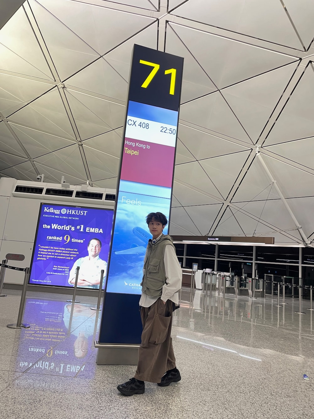 「GUのアイテム（ジャケット/アウター、ベージュ系）」を使った、chowchunhinさん（メンズ・170cm）の秋コーディネートの1枚目の写真