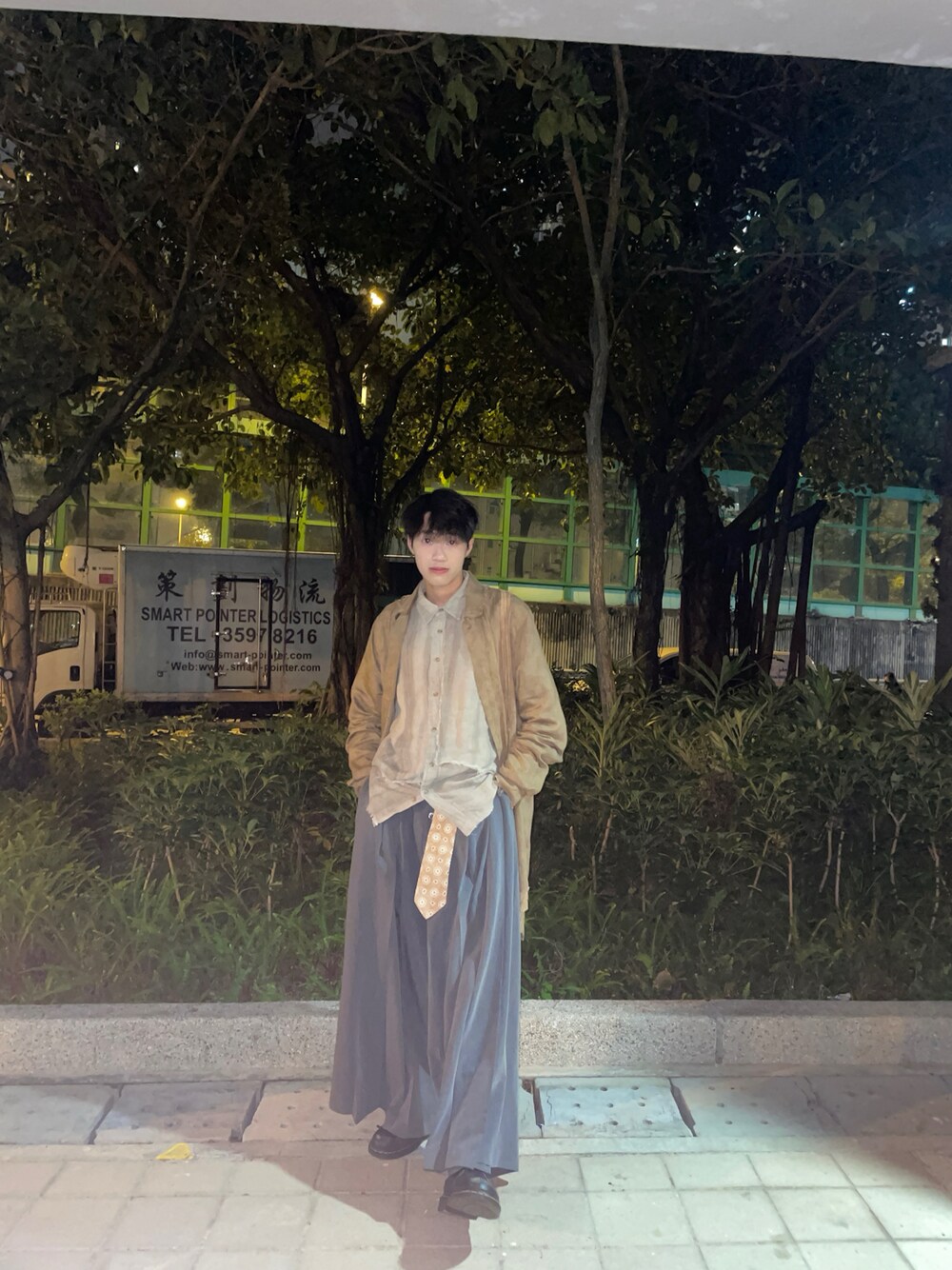「seytoのhttps://zozo.jp/sp/shop/zozoused/goods/94688345/?did=152961109（ワンピース/ドレス、グレー系）」を使った、chowchunhinさん（メンズ・170cm）の春コーディネートの1枚目の写真