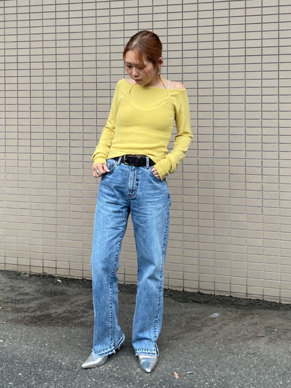 ブルー系のデニムパンツ、イエロー系のニット/セーターを着用したレディースの秋コーディネートの1枚目の写真