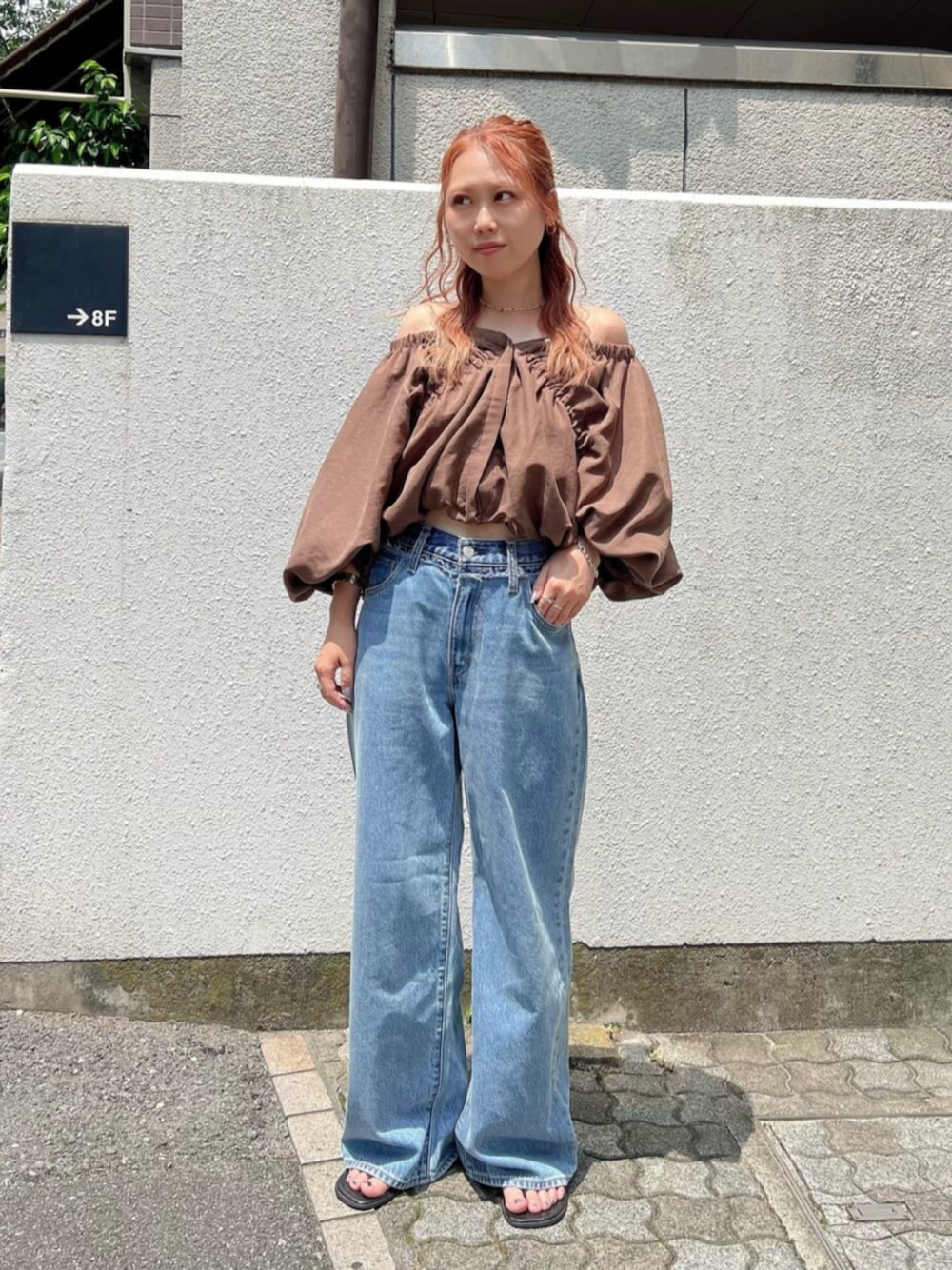 ブルー系のデニムパンツ、ブラウン系のシャツ/ブラウスを着用したレディースの夏コーディネートの1枚目の写真