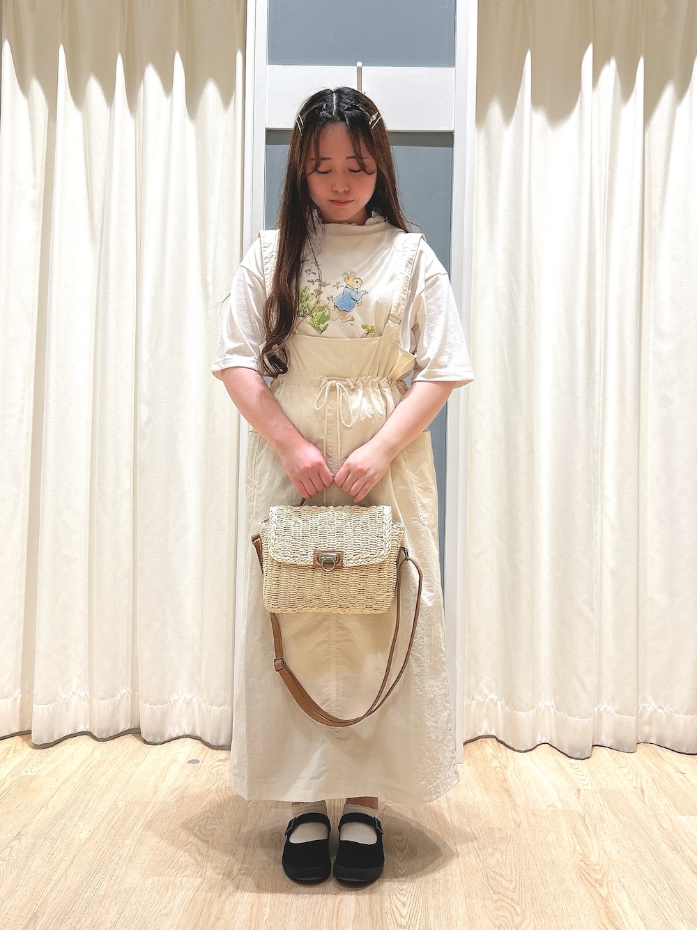 ホワイト系のスカート、ホワイト系のTシャツ/カットソー、ホワイト系のハンドバッグを着用したレディースの夏コーディネートの1枚目の写真