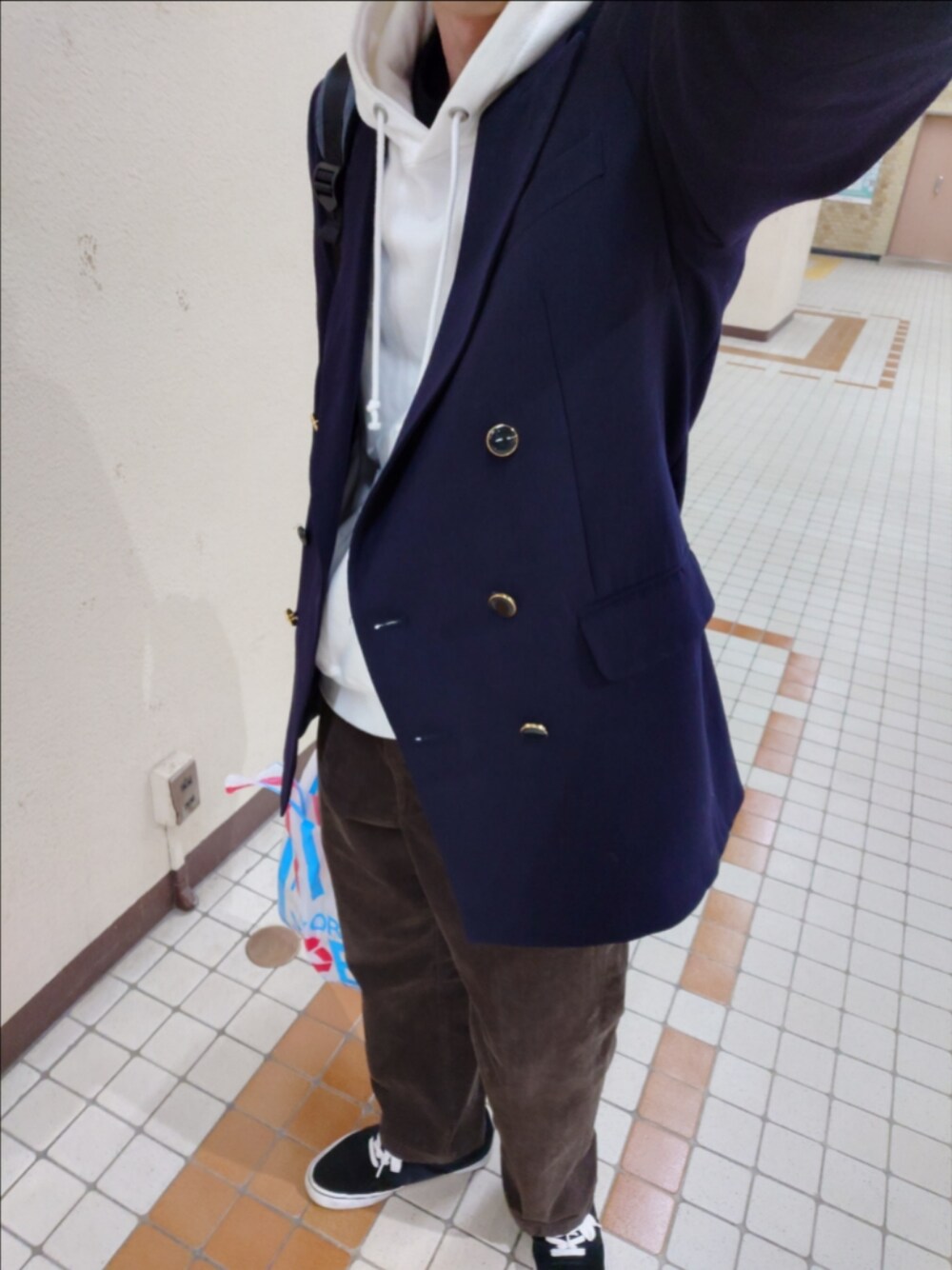 「メンズファッション、お洒落さんとつながりたい、今日のコーデ、大人カジュアル、テーラードジャケット、コーデュロイパンツ、パーカー、きれいめカジュアル、古着、古着コーデ、古着好きな人と繋がりたい、おでかけコーデ」｜「DUNN&COの古着　ダブルテーラードジャケット（テーラードジャケット、ブルー系）」を使った、clayale（クレイアル）さん（メンズ・175cm）の冬コーディネートの1枚目の写真