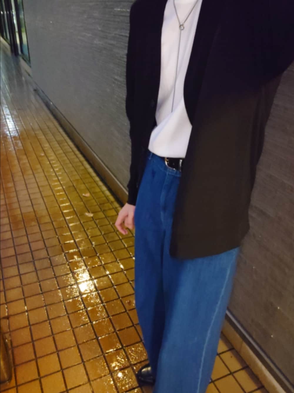 「休日コーデ、デニム、ユニクロ、ユニセックス、ワイドトラウザー、カーディガン、ローファー、タックイン、デートコーデ、デート、キレイめ、いいね、save、フォローお願いします🤑、ファッション初心者、おしゃれさんと繋がりたい」｜「GLOBAL WORKのUNISEX/ステンレスラリエット/993916（ネックレス、グレー系）」を使った、clayale（クレイアル）さん（メンズ・175cm）の秋コーディネートの1枚目の写真