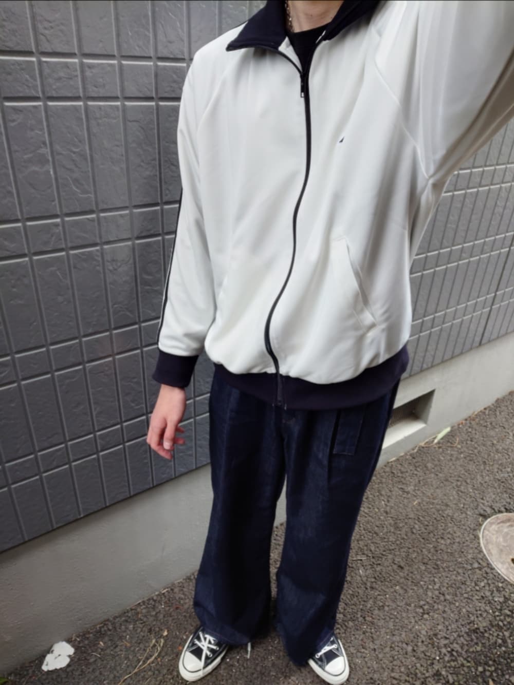 「春めき満開コーデ、メンズファッション、お洒落さんとつながりたい、GU、お出かけコーデ、きれいめカジュアル、トラックジャケット、オールスター、モノトーンコーデ、今日のコーデ、シンプルスタイル」｜「GUのウィメンズ　ベルテッドワイドパンツ（デニムパンツ、ブルー系）」を使った、clayale（クレイアル）さん（メンズ・175cm）の春コーディネートの1枚目の写真