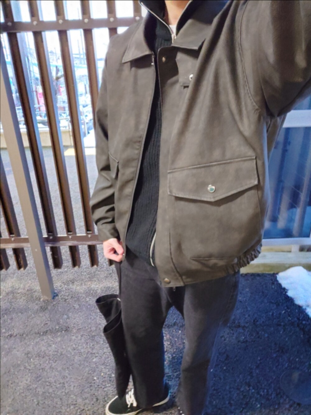 「メンズファッション、お洒落さんとつながりたい、今日のコーデ、いいね、save、フォローお願いします🤑、おでかけコーデ、レザーブルゾン、レザージャケット、ニット、トートバッグ、オールブラック、高校生、ブラックコーデ」｜「ASTRONOMYのヴィンテージ加工 PU合皮 A-2ショートブルゾン（ブルゾン、ブラック系）」を使った、clayale（クレイアル）さん（メンズ・175cm）の冬コーディネートの1枚目の写真