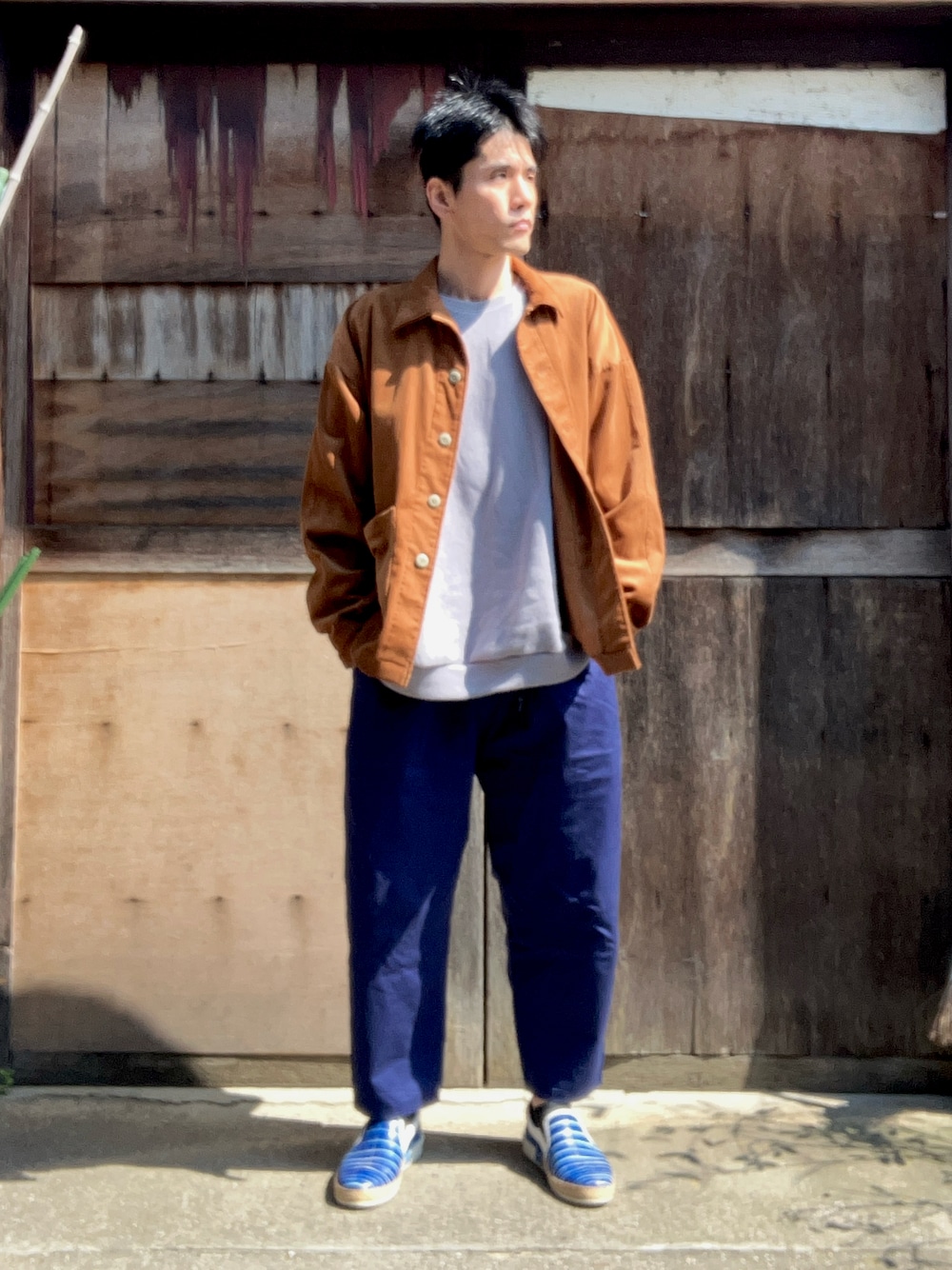 「春コーデ、春服、カジュアルスタイル、キレイめカジュアル、ゆるコーデ、ファッションを楽しもう、大人コーデ、コーデュロイ、コーデュロイパンツ、コーデュロイジャケット、ニット、スニーカー、キャメル、キャメルアウター、30代コーデ」｜「MESSのアイテム（その他アウター、ブラウン系）」を使った、がーひらさん（骨格ナチュラル・メンズ・175cm）の春コーディネートの1枚目の写真