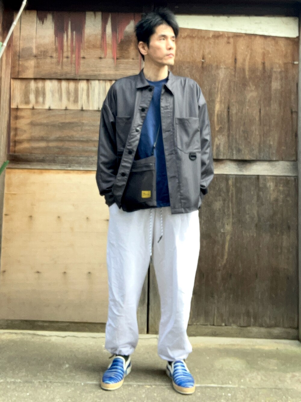 「冬コーデ、ホワイトコーデ、オトナカジュアル、お出かけコーデ、ワイドパンツ、きれいめカジュアル、ゆるコーデ、カジュアル、スウェット、スウェットパンツ、ウールシャツ、グレー、30代コーデ、30代、30代ファッション」｜「MESSのアイテム（その他アウター、グレー系）」を使った、がーひらさん（骨格ナチュラル・メンズ・175cm）の冬コーディネートの1枚目の写真