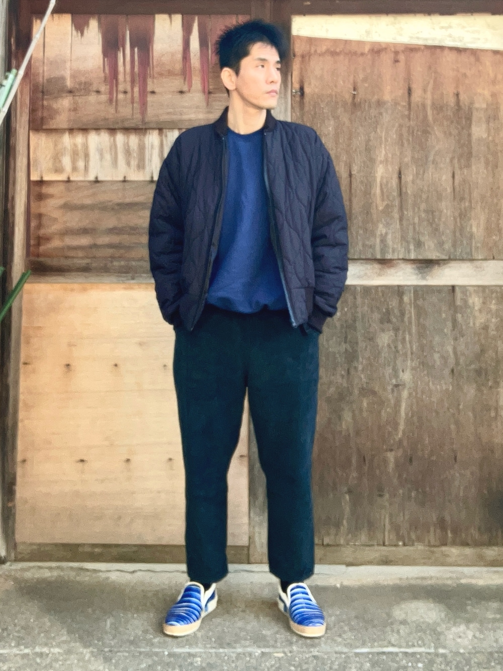 「真冬のあったかスタイル、冬アウター、30代コーデ、スウェット、休日スタイル、ストリートコーデ、おじさん、お出かけコーデ、コーデュロイ、コーデュロイパンツ、ボンバージャケット、黒アウター、青スニーカー、30代、30代ファッション」｜「MESSのアイテム（MA-1、ブラック系）」を使った、がーひらさん（骨格ナチュラル・メンズ・175cm）の冬コーディネートの1枚目の写真