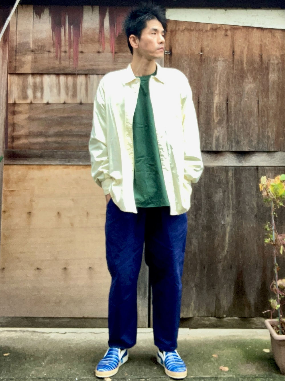 「レイヤードスタイル、秋コーデ、大人カジュアル、シンプルスタイル、シャツ好き集まれ、イージーパンツ、白シャツ、グリーン、30代コーデ、30代、青スニーカー、カジュアル、カジュアルシャツ、青パンツ、緑」｜「MESSのアイテム（シャツ/ブラウス、ホワイト系）」を使った、がーひらさん（骨格ナチュラル・メンズ・175cm）の秋コーディネートの1枚目の写真