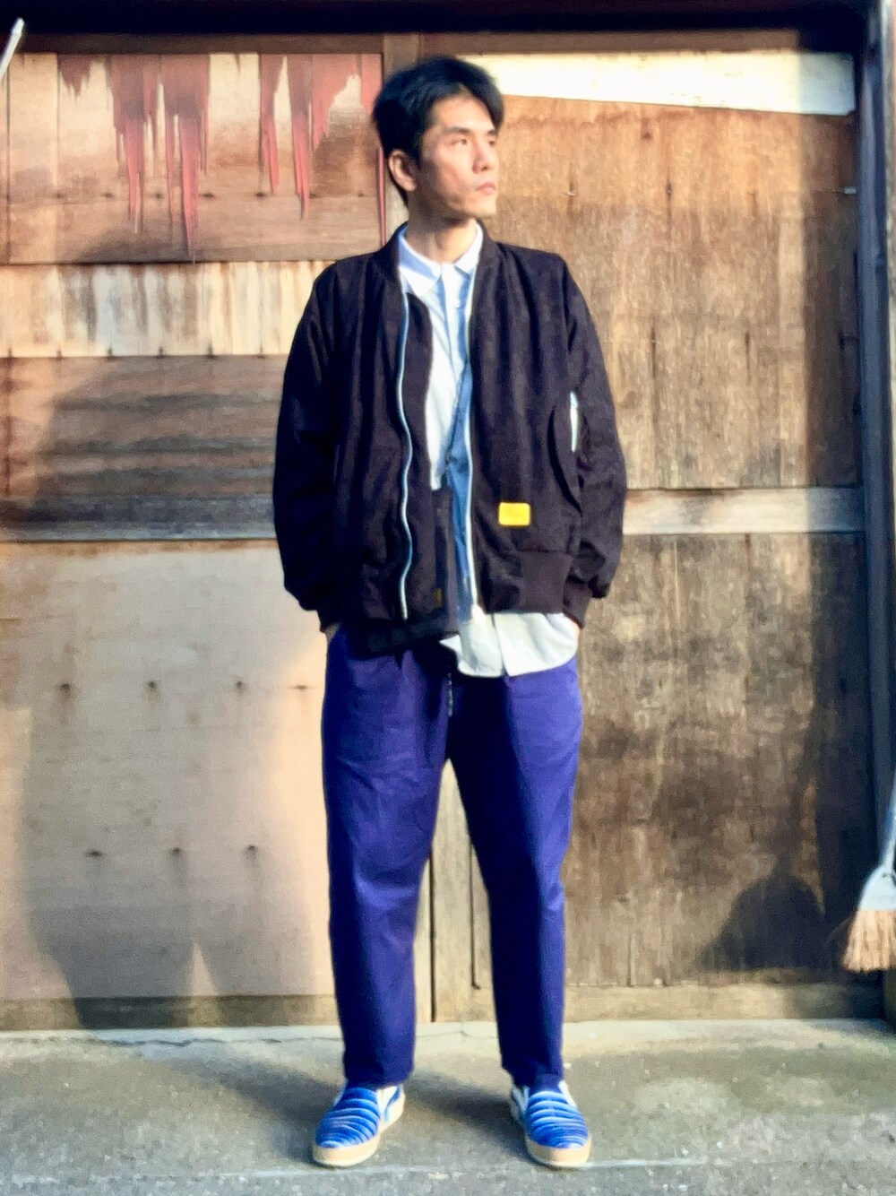 「お出かけコーデ、メンズファッション、カジュアルコーデ、お洒落さんとつながりたい、オトナカジュアル、グレー、30代メンズファッション、ミニバッグ、コーデュラナイロン、ボンバージャケット、MA-1、30代コーデ、クレリックシャツ、シャツスタイル、スエードジャケット」｜「MESSのアイテム（MA-1、ブラック系）」を使った、がーひらさん（骨格ナチュラル・メンズ・175cm）の冬コーディネートの1枚目の写真
