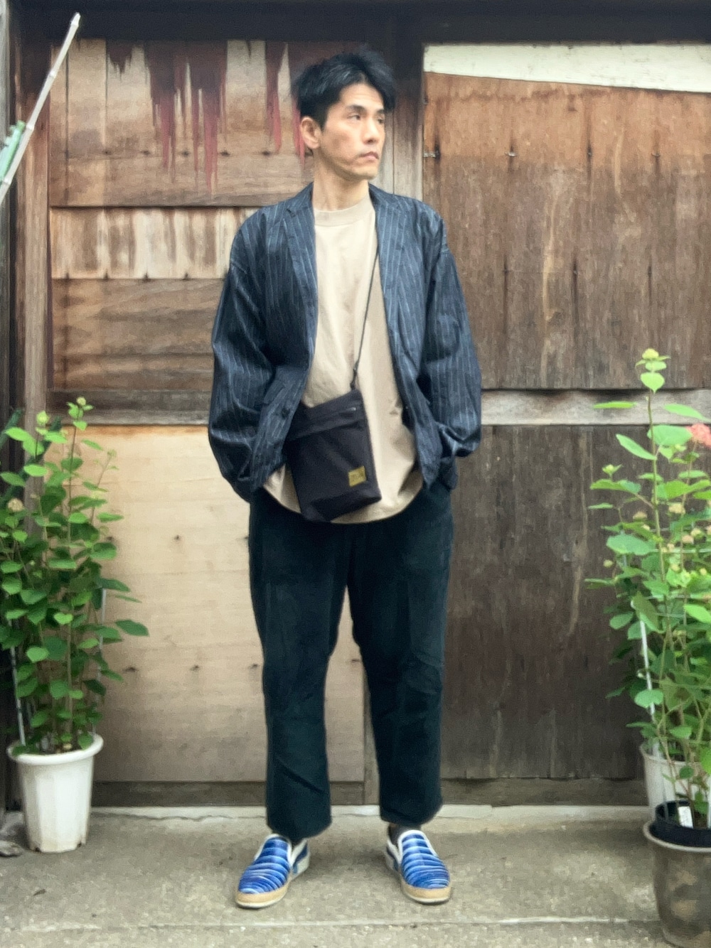 「ショルダーバッグ、ワイドパンツ、春夏コーデ、春コーデ、きれいめカジュアル、ストリート、大人コーデ、春、メンズコーデ、今日のコーデ、爽やかコーデ、おしゃれさんと繋がりたい、オーバーサイズ、キレイめカジュアル、グリーン」｜「MESSのアイテム（テーラードジャケット、ブルー系）」を使った、がーひらさん（骨格ナチュラル・メンズ・175cm）の春コーディネートの1枚目の写真