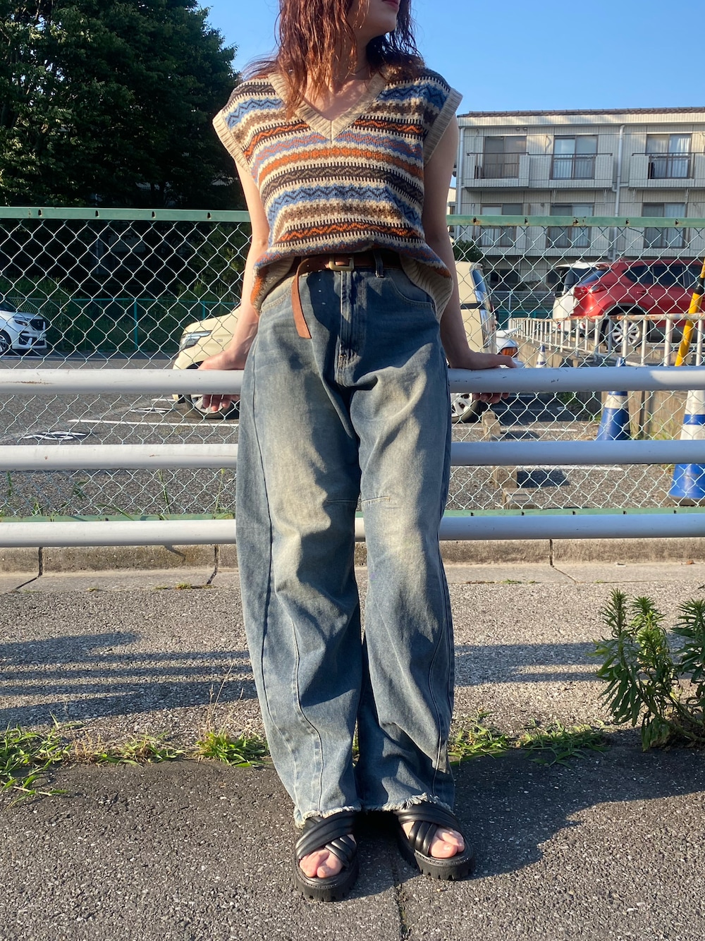 「デニム、デニム好き、お洒落さんとつながりたい、服好きな人と繋がりたい」｜「FREAK'S STOREの▽【WEB限定】タンクソールクロスサンダル（サンダル、ブラック系）」を使った、Kotoさん（レディース・160cm）の秋コーディネートの1枚目の写真
