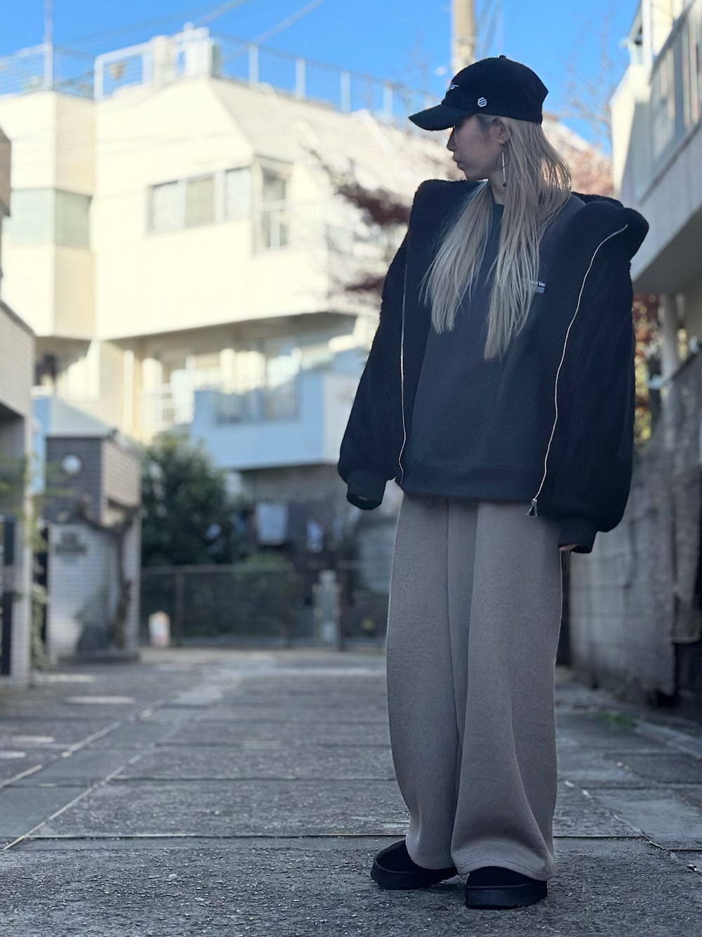 「黒コーデ、ブラックコーデ、ベージュパンツ、コーデュロイパンツ、コーデュロイ、トレーナー、キャップ、ムートンブーツ、ムートン、ムートンブーツ 黒、冬コーデ、お出かけコーデ、今日のコーデ、ゆるコーデ、ママコーデ」｜「ENVYMのフーディーファーブルゾン（ブルゾン、ブラック系）」を使った、saiさん（骨格ウェーブ・レディース・160cm）の冬コーディネートの1枚目の写真