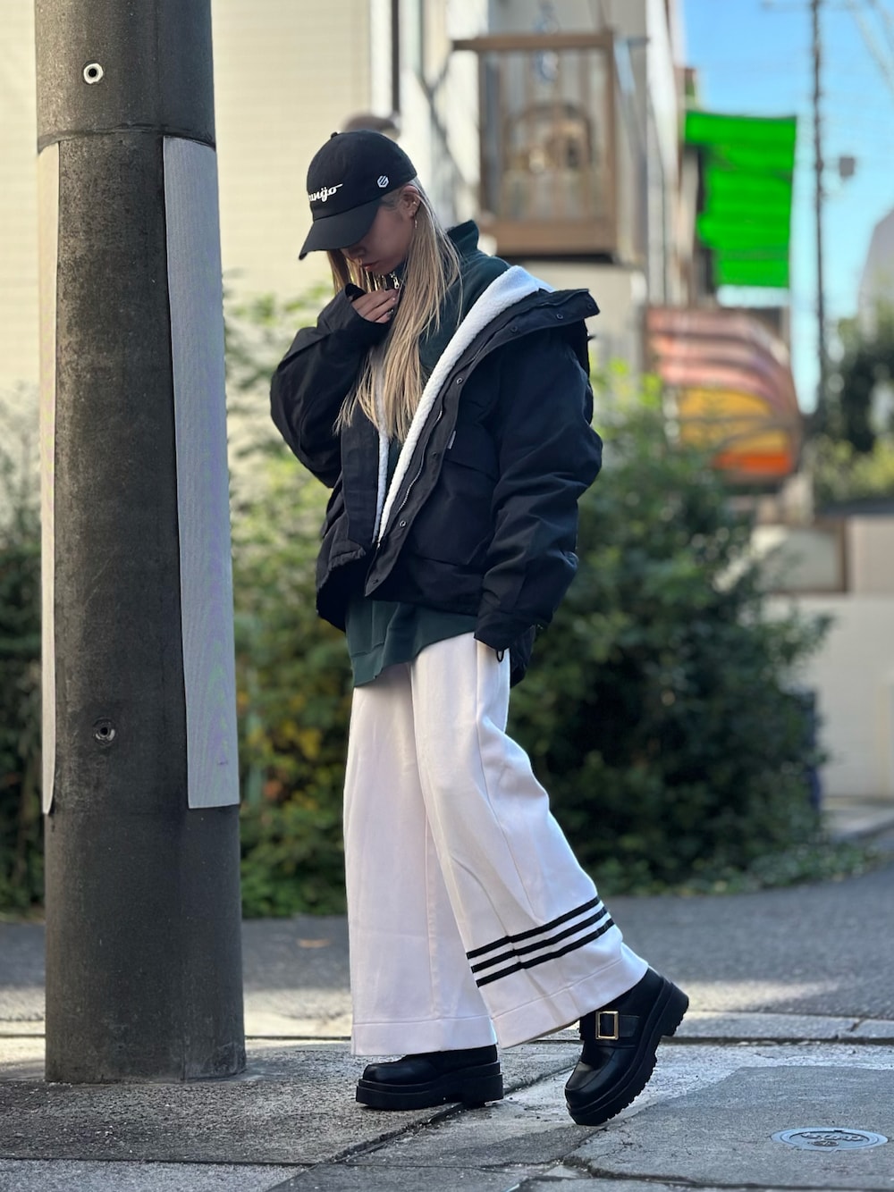 【ワイドシルエットで抜け感】adidas ワイドパンツ 着回し自在 ワイドシルエットで抜け感】adidas ワイドパンツ 着回し自在